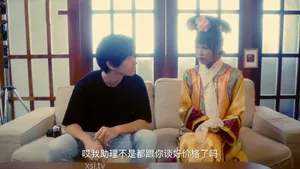 Bambi Deer: Ngực to và cái lồn dâm đãng, nữ hoàng thật dâm đãng, cô ta cởi hết đồ và dùng ngón tay sờ lồn trên giường, rên rỉ, tôi không thể ngủ nếu không thủ dâm...